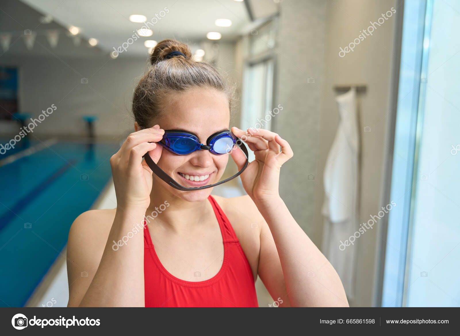 Mujer Feliz Traje Baño Sosteniendo Gafas Preparándose Para Nadar Piscina:  fotografía de stock © svitlanahulko85.gmail.com #665861598