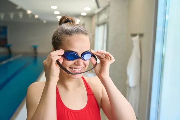 Mulher Feliz Maiô Segurando Óculos Preparando Para Nadar Piscina — Fotografia de Stock