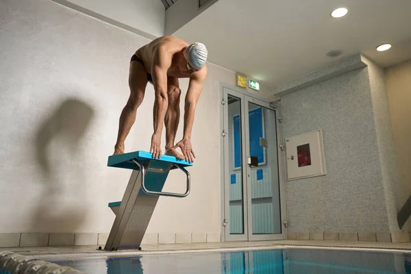 Erwachsener Mann Mit Brille Und Badekappe Steht Sportbecken Auf Startblock — Stockfoto