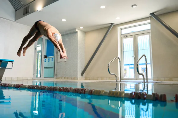 Volwassen Mannelijke Duik Het Zwembad Professionele Atleet Bezig Met Sport — Stockfoto
