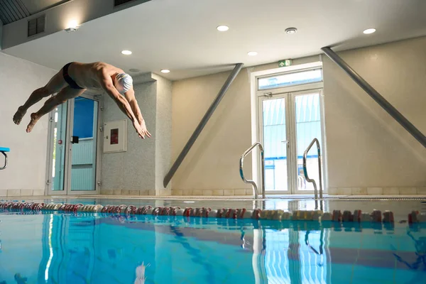 Volwassen Man Duik Het Zwembad Professionele Atleet Bezig Met Sport — Stockfoto