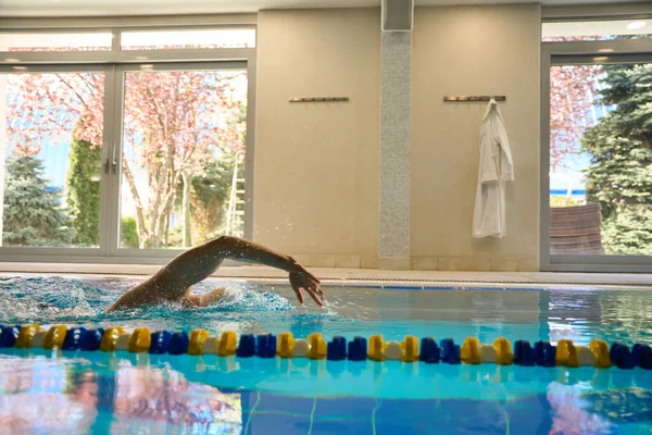 Uomo Berretto Bianco Impegnato Esercizi Sull Acqua Nuotatore Professionista Che — Foto Stock
