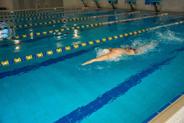 男子戴着白帽在水里做运动 职业运动员参加三项全能运动 — 图库照片