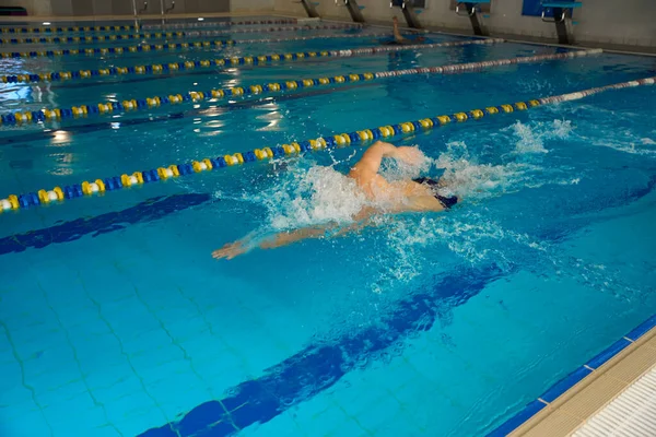 头戴白帽的成年人在水里做运动 职业运动员参加三项全能运动 — 图库照片
