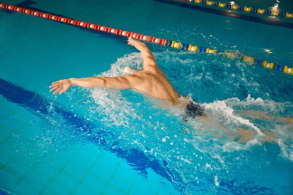 Professionele Atleet Witte Cap Doen Workout Voor Herstel Zwemmen Vlinder — Stockfoto