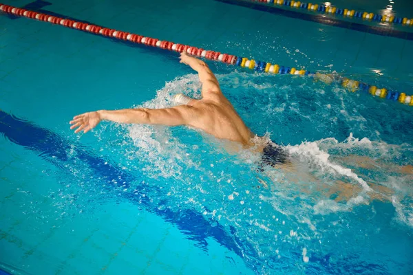 Athlète Professionnel Casquette Blanche Faisant Entraînement Pour Récupération Nageant Dans — Photo