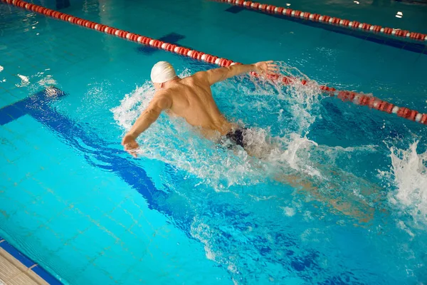 Volwassen Atleet Witte Cap Doen Training Voor Herstel Zwemmen Vlinder — Stockfoto