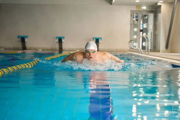 Uomo Adulto Berretto Bianco Occhiali Impegnati Esercizi Sportivi Acqua Nuoto — Foto Stock