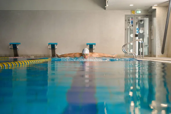 Hombre Adulto Gorra Blanca Gafas Dedicadas Ejercicios Deportivos Piscina Nadando — Foto de Stock