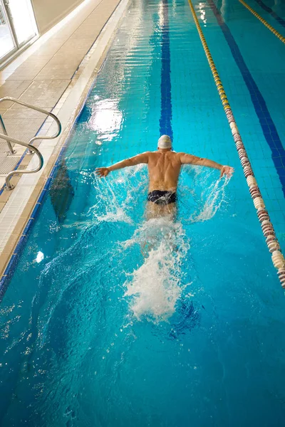 Nuotatore Professionista Berretto Bianco Occhialini Impegnati Esercizi Sportivi Stile Farfalla — Foto Stock