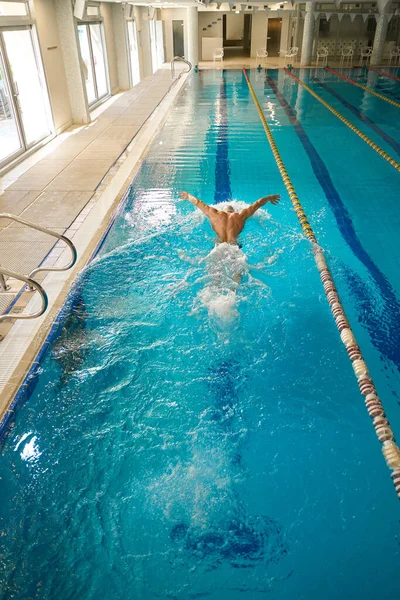 Hombre Adulto Gorra Blanca Entra Para Los Deportes Nadando Estilo — Foto de Stock