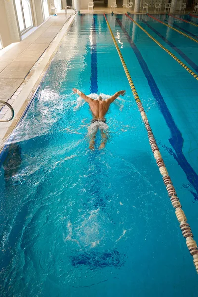 Atleta Adulto Con Gorra Blanca Comprometido Triatlón Nadando Estilo Mariposa — Foto de Stock