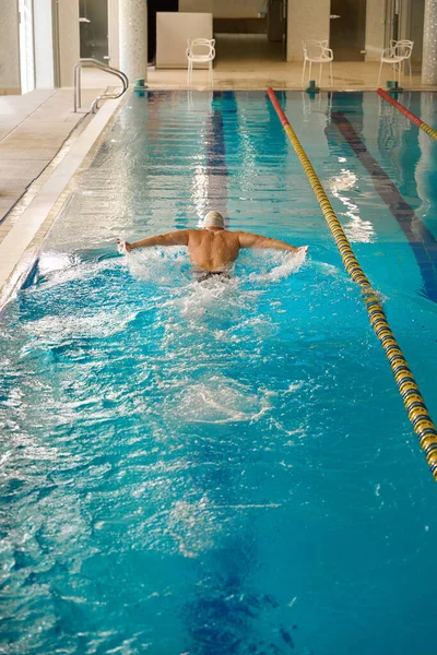 Volwassen Man Met Witte Pet Zwemmen Vlinder Stijl Atleet Bezig — Stockfoto