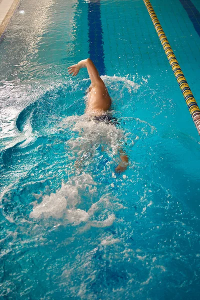 Volwassen Sporter Met Witte Pet Zwemmen Kruipstijl Man Bezig Met — Stockfoto