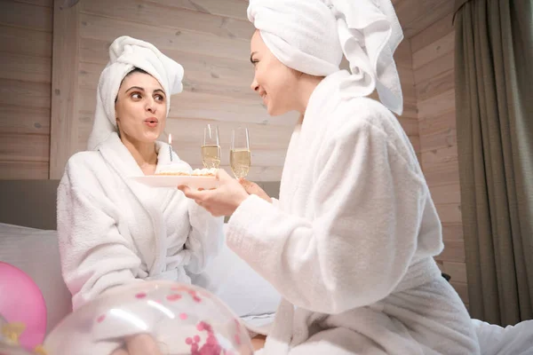 Mulheres Felizes Vestindo Roupão Banho Branco Segurando Óculos Com Vinho — Fotografia de Stock