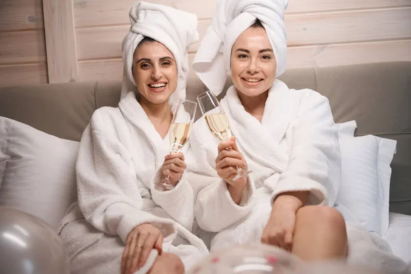 Porträt Zweier Lächelnder Frauen Weißen Bademänteln Die Auf Einem Großen — Stockfoto