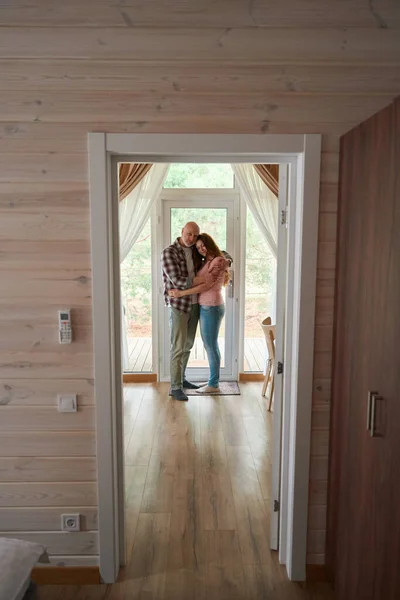 一对恋人站在前门房间里拥抱对方的全长肖像 — 图库照片
