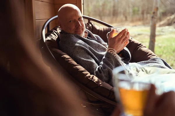 Tranquilo Hombre Relajado Con Taza Bebida Base Hierbas Sus Manos — Foto de Stock
