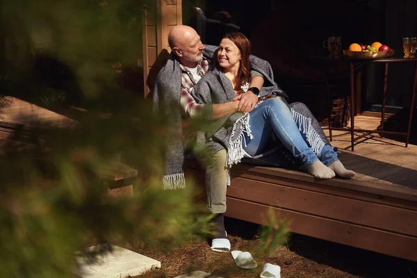 Sevgi Dolu Eşinin Kollarında Verandada Oturan Gülümseyen Olgun Kadın — Stok fotoğraf
