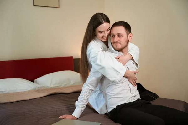 Mujer Amor Abrazo Complacido Joven Cama Habitación Hotel —  Fotos de Stock