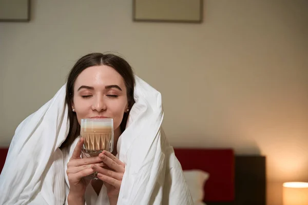 Sleepy Young Woman Wrapped Blanket Sipping Her Favorite Cappuccino Suite — Stock Photo, Image