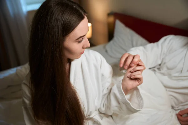 Junge Frau Bademantel Und Mann Berühren Sich Hotelzimmer Bett Den — Stockfoto