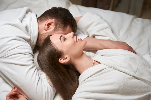 Zufriedene Junge Frau Liegt Neben Ihrem Geliebten Mann Bett Der — Stockfoto