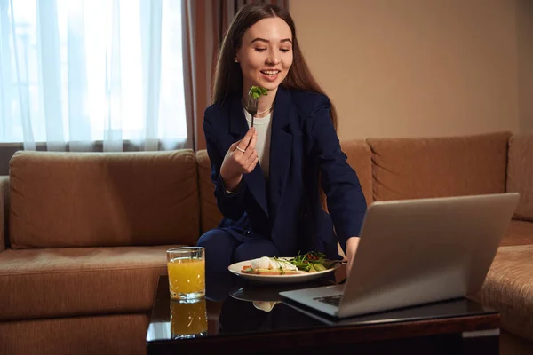 Elbisesi Içinde Gülümseyen Bir Kadın Kanepede Oturuyor Kahvaltı Yapıyor Otel — Stok fotoğraf