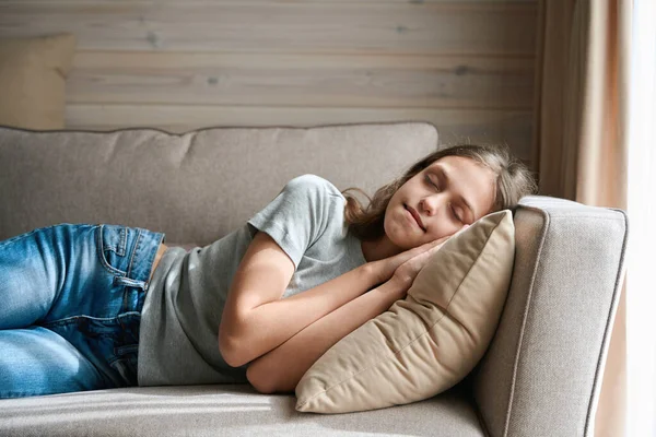 Rustige Jonge Dame Slapen Gezellige Stof Bank Door Het Raam — Stockfoto
