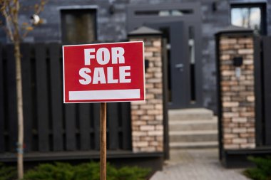 Evin girişinin yakınındaki çimenliğe satış ilanı asıldı.