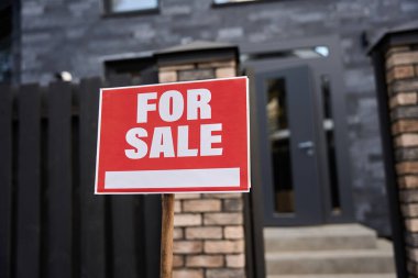 Evin yanında satılık kırmızı bir tabela var.