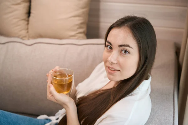 Retrato Senhora Feliz Relaxante Beber Xícara Chá Quente Olhando Para — Fotografia de Stock