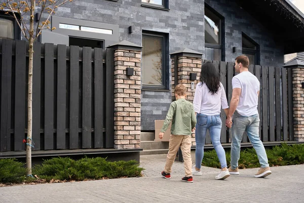 Eltern Mit Kind Kommen Ein Neu Erworbenes Haus — Stockfoto