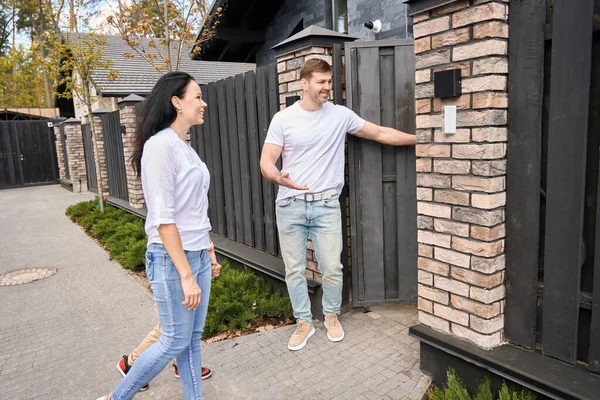 Smiling Guy Invites Girlfriend Open Door New House — Stock Photo, Image