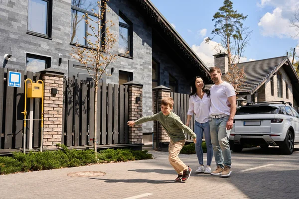 Mladá Rodina Šťastně Kráčí Ulici Krásnými Domy Kolem — Stock fotografie