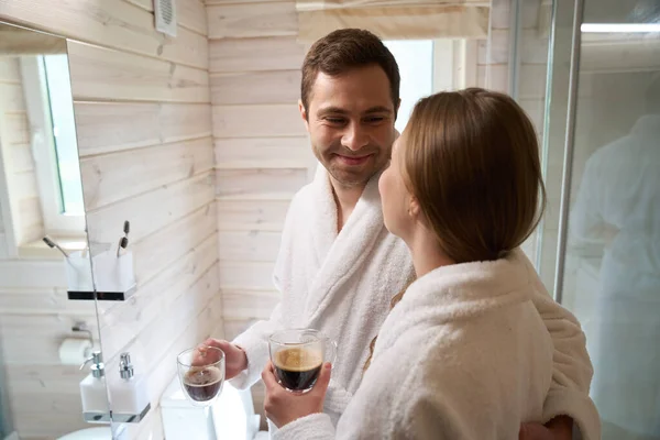 年轻夫妇在浴室喝咖啡 互相望着对方 — 图库照片
