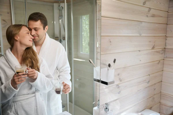 Glücklicher Mann Und Frau Badezimmer Mit Kaffee Der Hand — Stockfoto