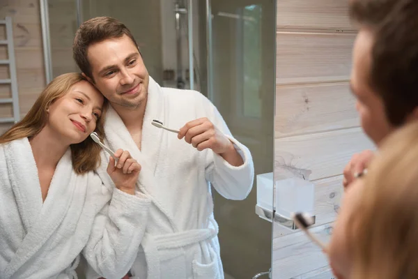 Sorridente Uomo Donna Lavarsi Denti Bagno Guardando Allo Specchio — Foto Stock