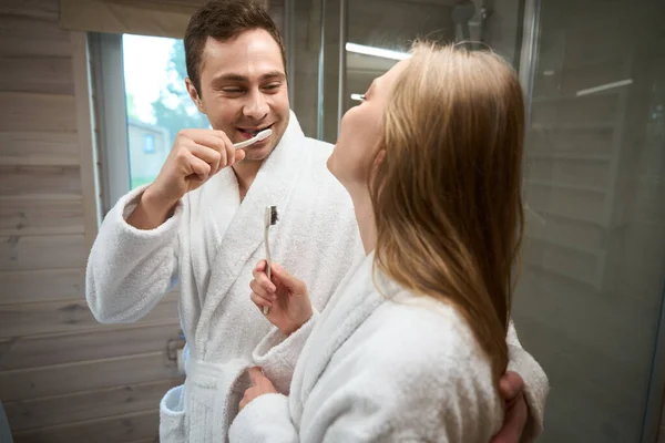Muž Čistí Zuby Dívá Ženu Když Stojí Koupelně — Stock fotografie