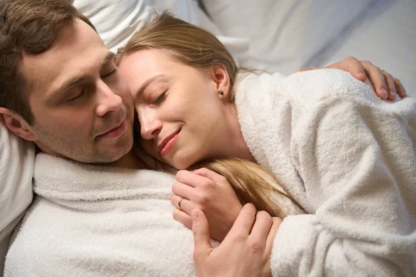 Jeune Couple Dormant Embrassant Sur Lit Dans Chambre Dans Chalet — Photo