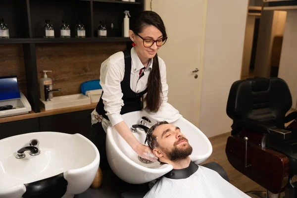 Schattige Vrouwelijke Kapper Wast Massages Het Hoofd Van Een Man — Stockfoto
