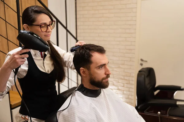 Kapper Droogt Het Haar Van Klant Met Een Professionele Haardroger — Stockfoto