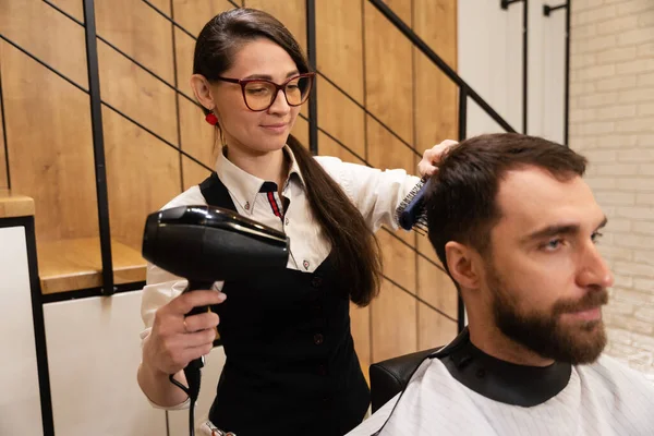 Jonge Kapper Werkt Een Kapsalon Met Klant Gebruikt Een Haardroger — Stockfoto