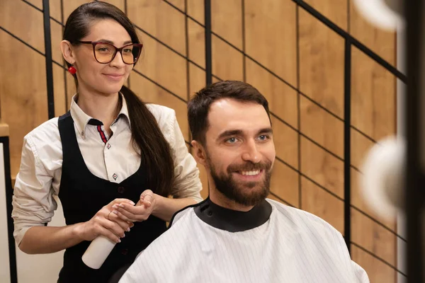 Feminino Barbearia Cuida Cabelo Macho Cliente Está Sentado Uma Cadeira — Fotografia de Stock