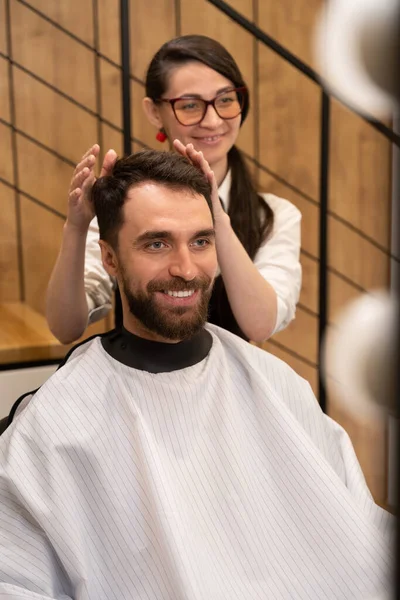 Barbier Femme Travaille Avec Client Dans Salon Coiffure Homme Dans — Photo