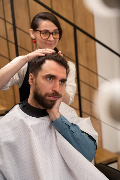Barber Woman Consults Client Barbershop Man Protective Cape — Stock Photo, Image