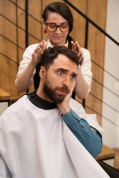 Mulher Cabeleireira Consulta Cliente Uma Barbearia Homem Capa Protetora — Fotografia de Stock
