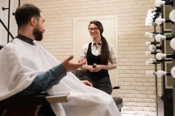Bonito Homem Comunica Com Mestre Barbearia Dentro Casa Interior Moderno — Fotografia de Stock