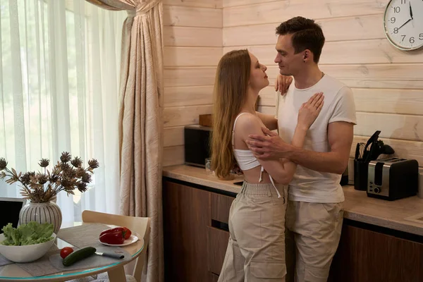 Young Couple Cottage Couple Hugging Kitchen Eyes Closed — Stock Photo, Image