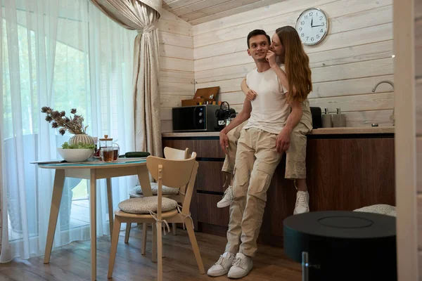 Pijamalı Güzel Bir Kadın Mutfak Tezgahında Otururken Kocasına Sarılıyor Ikisi — Stok fotoğraf